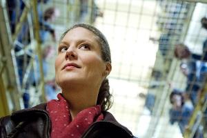 "Tatort: Franziska": Auf dem Weg durch die JVA zur Direktorin Katharina Streiter ist Franziskas (Tessa Mittelstaedt) Weg von...