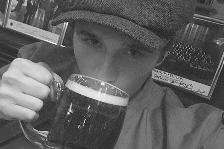 Das muss gefeiert werden: Endlich darf Brooklyn Beckham ganz offiziell in einen Pub Das muss gefeiert werden: Endlich darf Brooklyn Beckham ganz offiziell in einen Pub