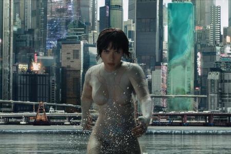 Scarlett Johansson spielt in Scarlett Johansson spielt in