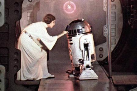 Prinzessin Leia (Carrie Fisher) und Roboter R2-D2 im Film Prinzessin Leia (Carrie Fisher) und Roboter R2-D2 im Film