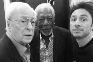 Zach Braff im Aufzug mit Michael Caine (li.) und Morgan Freeman