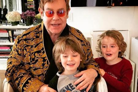 Elton John bestaunt seine Geburtstagstorte zusammen mit seinen Söhnen Elijah und Zachary Elton John bestaunt seine Geburtstagstorte zusammen mit seinen Söhnen Elijah und Zachary