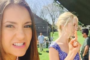 Nina Dobrev (l.) und Candice King bei den Dreharbeiten zu Staffel sechs von "Vampire Diaries" im Jahr 2015