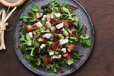 Ein idealer Einstieg ins Menü: Avocado-Chia-Salat