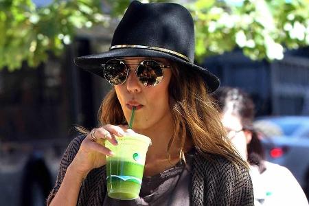Jessica Alba schwört auf frische, unverarbeitete Lebensmittel - hier ein grüner Smoothie Jessica Alba schwört auf frische, unverarbeitete Lebensmittel - hier ein grüner Smoothie