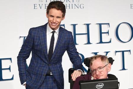 Eddie Redmayne und Stephen Hawking bei der Premiere des Biopics Eddie Redmayne und Stephen Hawking bei der Premiere des Biopics