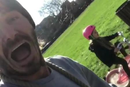 David Beckham bringt seiner Tochter Harper das Radfahren bei - mit Erfolg David Beckham bringt seiner Tochter Harper das Radfahren bei - mit Erfolg