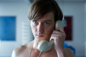 "Der gleiche Himmel": Tom Schilling als verführerischer Romeo-Agent