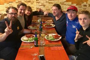 "Schlag den Star"-Gewinner Joey Kelly feiert seinen Sieg mit Döner