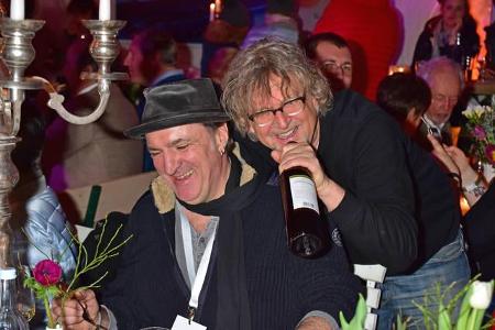 ...auch mit einem Gläschen oder gleich einer Flasche Wein feiern. Nach getaner Arbeit machten 'Tatort'-Ermittler Andreas Hop...