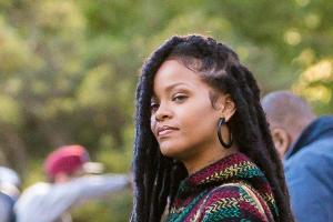 Nur Schnaps hilft: So ungern sieht sich Rihanna im TV
