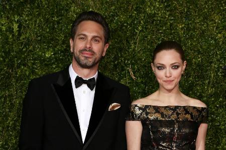 Das frisch gebackene Ehepaar erwartet bald ein Kind: Amanda Seyfried und Thomas Sadoski Das frisch gebackene Ehepaar erwartet bald ein Kind: Amanda Seyfried und Thomas Sadoski