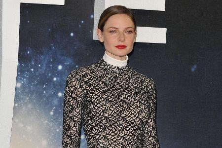 Rebecca Ferguson beweist, dass man nicht immer viel Haut zeigen muss, um sexy auszusehen Rebecca Ferguson beweist, dass man nicht immer viel Haut zeigen muss, um sexy auszusehen