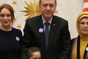 Was macht Lindsay Lohan bei Erdogan?