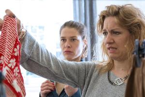 "Frau Temme sucht das Glück": Carla Temme (Meike Droste, l.) bereitet sich mit der Hilfe ihrer Schwester Hannah (Anna Blomei...