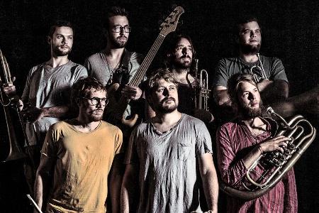 LaBrassBanda erobern mit ihrer Blechmusik die Welt