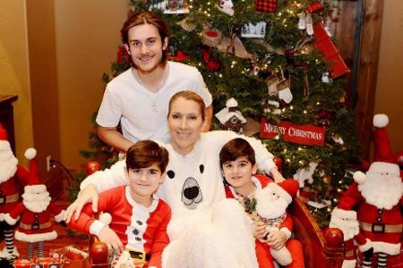 Céline Dion mit ihren Söhnen René-Charles (hinten) sowie den Zwillingen Eddy und Nelson Céline Dion mit ihren Söhnen René-Charles (hinten) sowie den Zwillingen Eddy und Nelson