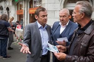 Dieter Gottschalk (Sylvester Groth, 3.v.r.) will mit der Bürgerwehr für Ruhe und Ordnung sorgen, ganz zum Missfallen von Max...