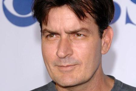 Charlie Sheen hat es schon wieder getan: Live wetterte er gegen Rihanna und Co. Charlie Sheen hat es schon wieder getan: Live wetterte er gegen Rihanna und Co.