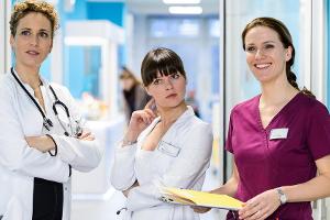 Lore Richter (M.) verstärkt das Team um Betty (Bettina Lamprecht, r.) in der Klinikserie "Bettys Diagnose"