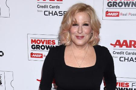 Bette Midler ist nur 1,55m groß, dafür ist ihre Stimme umso großartiger Bette Midler ist nur 1,55m groß, dafür ist ihre Stimme umso großartiger