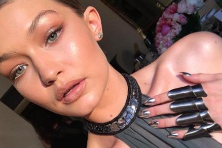 Gigi Hadid erkannte den Chrome-Nails-Trend schon im vergangenen Jahr
