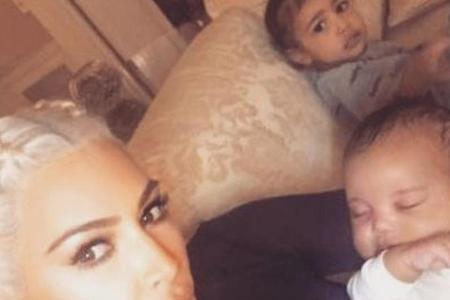 Dieses niedliche Foto von Kim mit ihren zwei Kindern North und Saint wird in 
