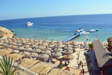 An Ägyptens Ostküste ist schönes Wetter garantiert! Am Strand von Hurghada bekämpfen Sonne und 20 Grad Celsius sämtliche Win...