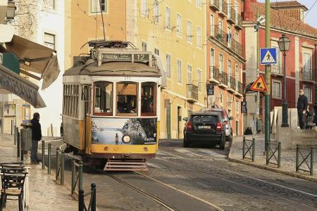 ...das portugiesische Lissabon. Bei Temperaturen um 17 Grad lässt es sich in den wunderschönen Gassen der Stadt prima aushal...