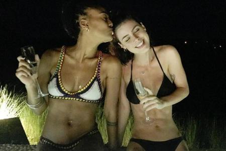 Lena hat mit Sängerin Lary auf Bali ins neue Jahr hineingefeiert Lena hat mit Sängerin Lary auf Bali ins neue Jahr hineingefeiert