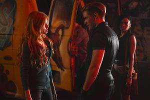 Katherine McNamara alias Clary und Dominic Sherwood alias Jace in "Shadowhunters"
