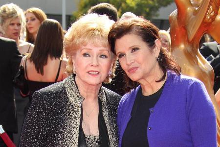 Debbie Reynolds (li.) und Tochter Carrie Fisher 2011 bei einer Preisverleihung Debbie Reynolds (li.) und Tochter Carrie Fisher 2011 bei einer Preisverleihung