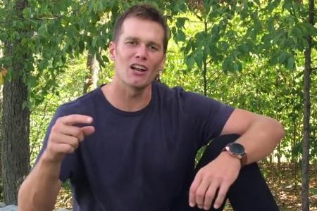 Tom Brady sollte lieber mit seiner eigenen Stimme sprechen Tom Brady sollte lieber mit seiner eigenen Stimme sprechen