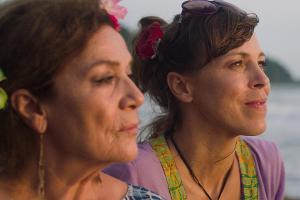 "Die Diva, Thailand und wir!": Anneliese Behrens (Hannelore Elsner) und Susanne Neuendorff (Anneke Kim Sarnau) beim Sonnenau...