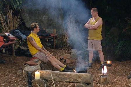 Jens Büchner (r.) und Florian Wess schütten am Lagerfeuer ihr Herz aus