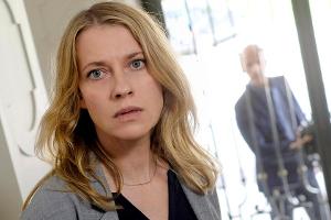 "Kalt ist die Angst": Claire (Caroline Peters) fühlt sich verfolgt