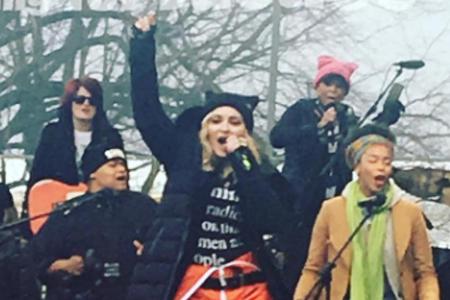 Amy Schumer war ebenfalls vor Ort - und knipste Madonna bei ihrer Rede Amy Schumer war ebenfalls vor Ort - und knipste Madonna bei ihrer Rede