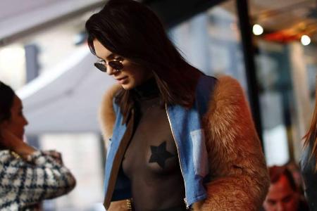 So gewagt zeigte sich Kendall Jenner in Paris So gewagt zeigte sich Kendall Jenner in Paris