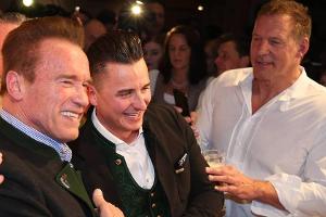 Die Party vor der Abfahrt beim Hahnenkamm-Rennen: Arnold Schwarzenegger (l.), Andreas Gabalier und Ralf Möller feiern mit