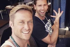 Ex-Dschungelcamper Nico Schwanz (l.) unterstützt Alexander "Honey" Keen dieses Jahr als Begleitung in Australien