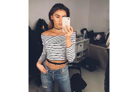 Sexy Einblick: Stefanie Giesinger lässt ihre Netzstrumpfhose hervorblitzen Sexy Einblick: Stefanie Giesinger lässt ihre Netzstrumpfhose hervorblitzen