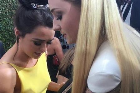 Sophie Turner (r.) steht ihre Freundin Maisie Williams tatkräftig zur Seite Sophie Turner (r.) steht ihre Freundin Maisie Williams tatkräftig zur Seite