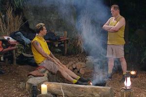 Am Lagerfeuer kommen Jens Büchner (r.) und Florian Wess auf die schwärzesten Zeiten ihres Lebens zu sprechen.