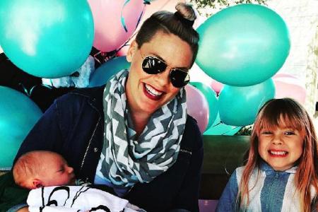 Pink ist stolze Mama von zwei Kindern Pink ist stolze Mama von zwei Kindern