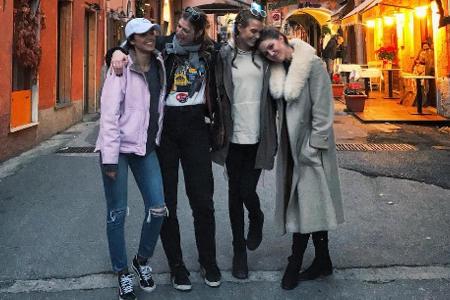 Model Josephine Skriver (2. v.r.) ist mit ihren Freundinnen in Italien Model Josephine Skriver (2. v.r.) ist mit ihren Freundinnen in Italien