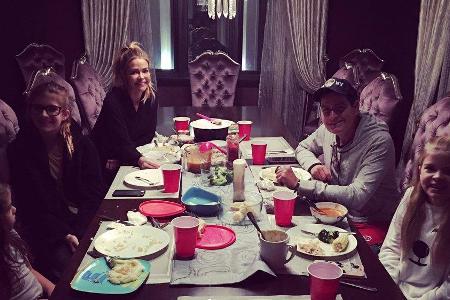 Sieht tatsächlich nach heiler Familie aus: Charlie Sheen, Denise Richards und ihre Kinder beim gemeinsamen Essen Sieht tatsächlich nach heiler Familie aus: Charlie Sheen, Denise Richards und ihre Kinder beim gemeinsamen Essen