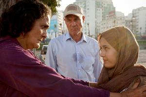 "Spuren der Rache" (2): Chifa (Fatima Harandi) gibt Yasmin (Maya Lauterbach) in die Hände von Frank Hennings (Heiner Lauterb...