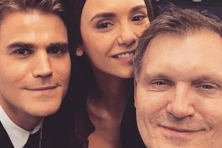Kevin Williamson (r.) mit Nina Dobrev und Paul Wesley am Set von Kevin Williamson (r.) mit Nina Dobrev und Paul Wesley am Set von