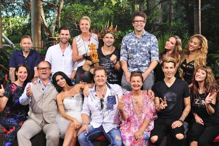 Dschungelkönig Marc Terenzi mit Sonja Zietlow, Daniel Hartwich und den Camp-Bewohnern der 11. Staffel Dschungelkönig Marc Terenzi mit Sonja Zietlow, Daniel Hartwich und den Camp-Bewohnern der 11. Staffel