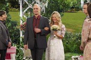 Auch die zehnte Staffel beginnt wieder mit der Hochzeit von Penny